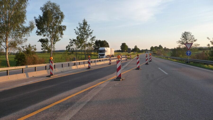 Temporäre Markierung mit gelber Folie an einer Baustelle auf einer Landstraße