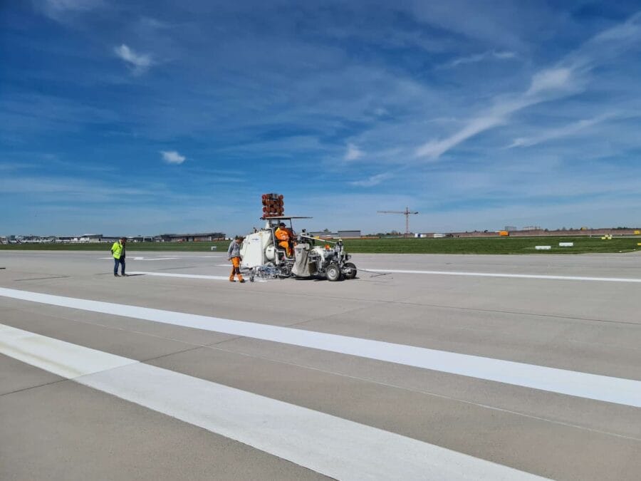 Markierungen werden auf einer Landebahn am Flughafen angebracht.