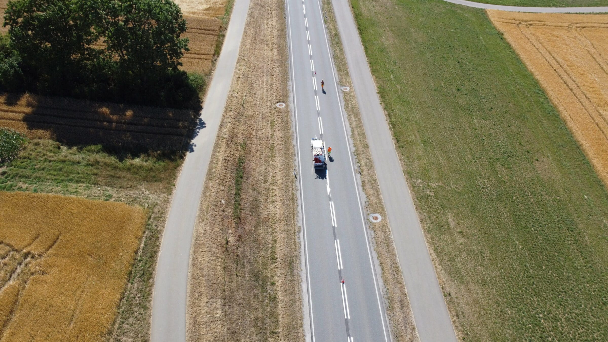 Markierung einer Landstraße aus der Vogelperspektive